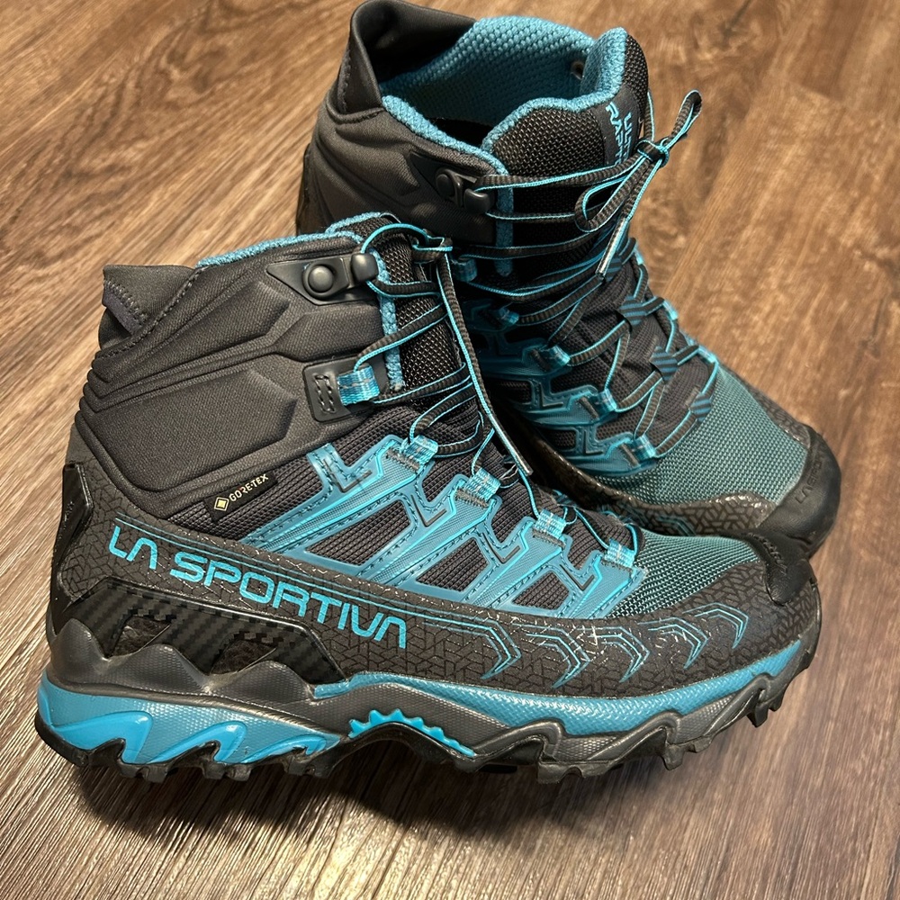 La Sportiva Womens Ultra Raptor II Mid GTX Hiking Boot Carbon/Topaz 6.5